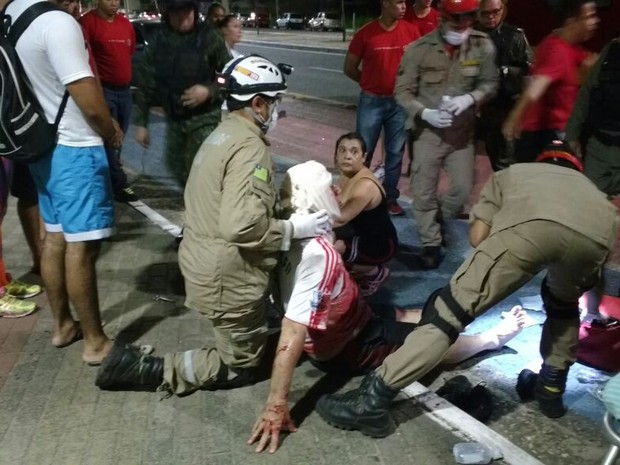 Uma das vítimas recebe atendimento (Crédito: Divulgação/ Polícia Militar)
