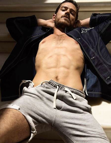 Cauã Reymond e Marco Pigossi posam sem camisa para capa de revista (Crédito: Reprodução)