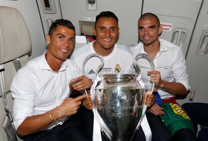 Real volta para Madri e faz festa com torcida na Praça Cibeles (Crédito: Reprodução)