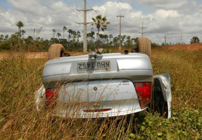 Carro desceu barranco e capotou