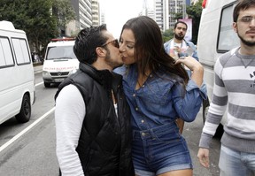 Thammy beija a namorada Andressa Ferreira
