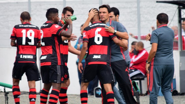 Técnico abraça Jorge, autor do segundo gol do Flamengo