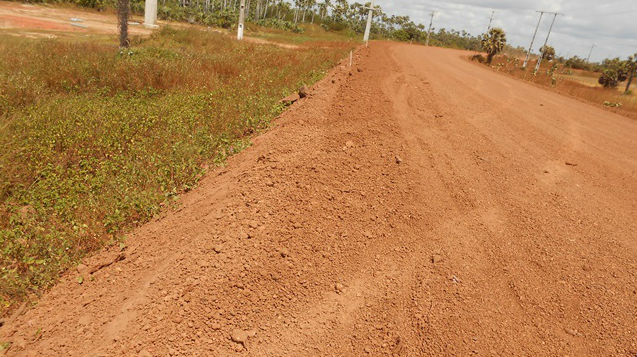 Estrada onde aconteceu acidente com marcas antes do capotamento