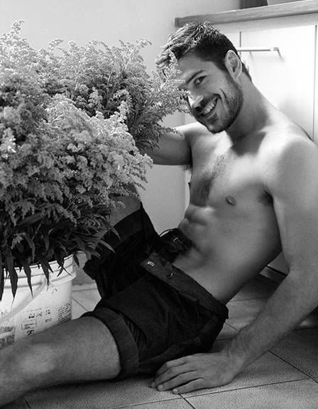 Cauã Reymond e Marco Pigossi posam sem camisa para capa de revista (Crédito: Reprodução)