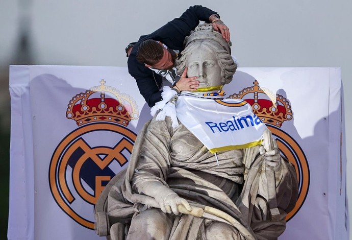 Real volta para Madri e faz festa com torcida na Praça Cibeles (Crédito: Reprodução)