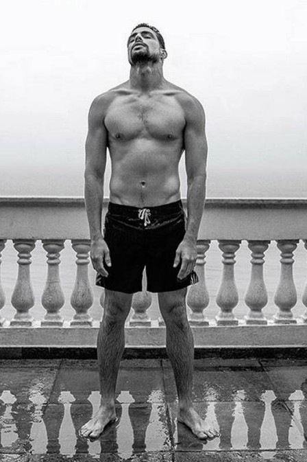 Cauã Reymond e Marco Pigossi posam sem camisa para capa de revista (Crédito: Reprodução)