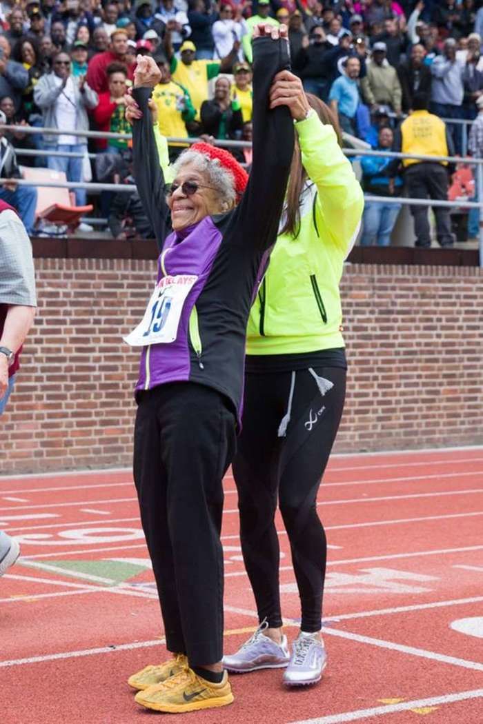 Atleta de 100 anos bate recorde no atletismo
