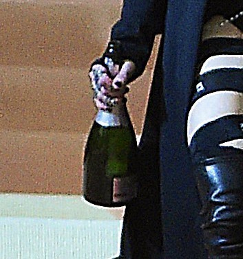 Madonna sai do baile do MET com garrafa de champanhe na mão (Crédito: Divulgação)