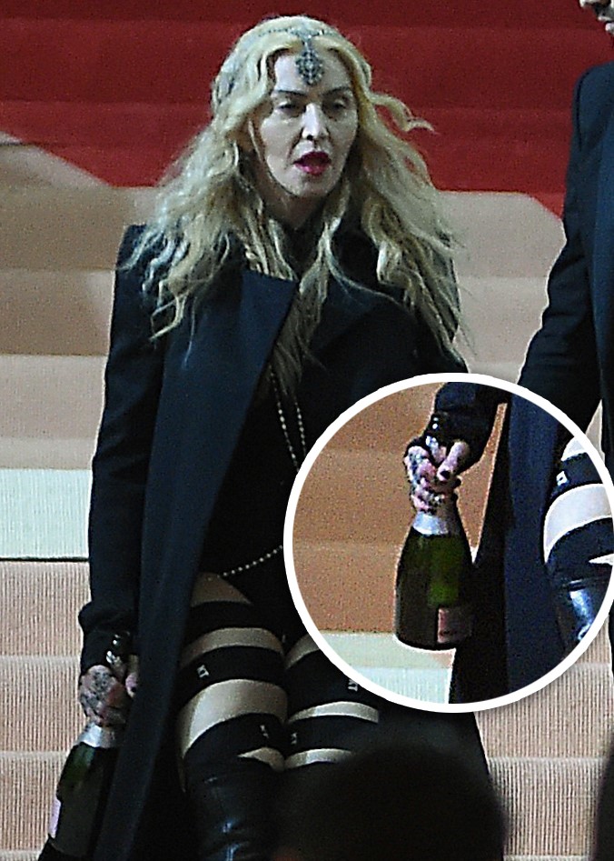 Madonna sai do baile do MET com garrafa de champanhe na mão (Crédito: Divulgação)