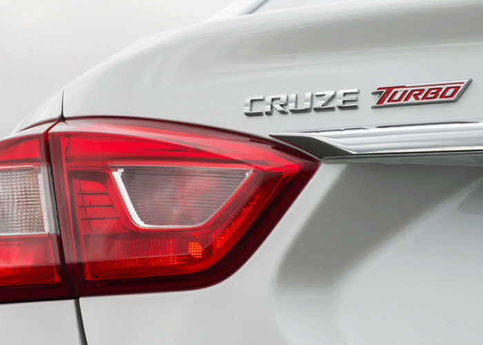 Novo Cruze ganha emblema "Turbo" e régua cromada (Crédito: Divulgação)