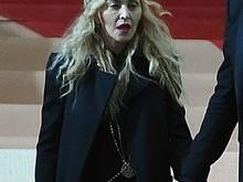Madonna sai do baile do MET com garrafa de champanhe na mão