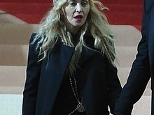 Madonna sai do baile do MET com garrafa de champanhe na mão