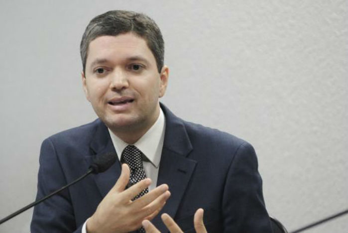 Fabiano Silveira entrega carta pedindo demissão do Governo Temer