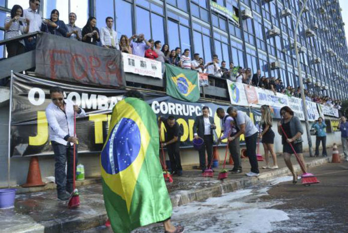 Servidores da extinta Controladoria-Geral da União (CGU) fazem ato em que pedem a exoneração imediata do ministro da Transparência, Fiscalização e Controle, Fabiano Silveira (Crédito: Agência Brasil)