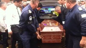 Caixão com o corpo de Renan Ribeiro