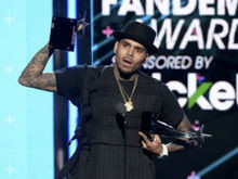 Chris Brown é acusado de roubar boné de um fã, diz site