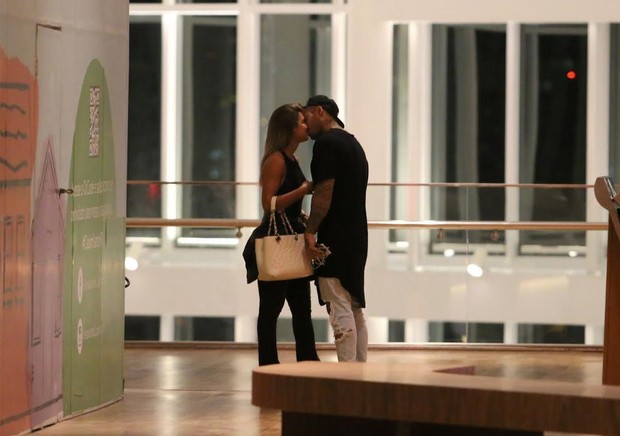Lucas Lucco troca beijos com loira (Crédito: AgNews)