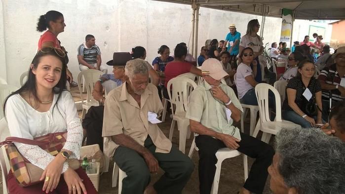 Secretária Julliana Brito com Pacientes (Crédito: juazeiroalerta.com)