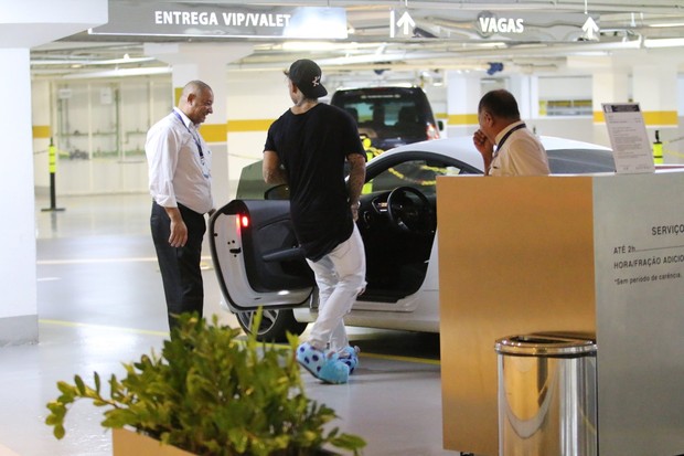Lucas foi embora com a loira em seu carrão (Crédito: AgNews)