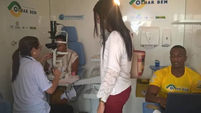 Secretária acompanhando pacientes (Crédito: juazeiroalerta.com)