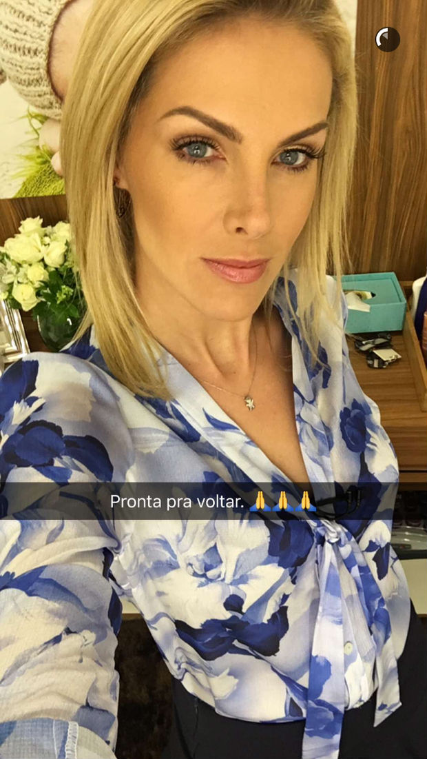 Ana Hickmann volta ao trabalho e se emociona com surpresa (Crédito: Reprodução)