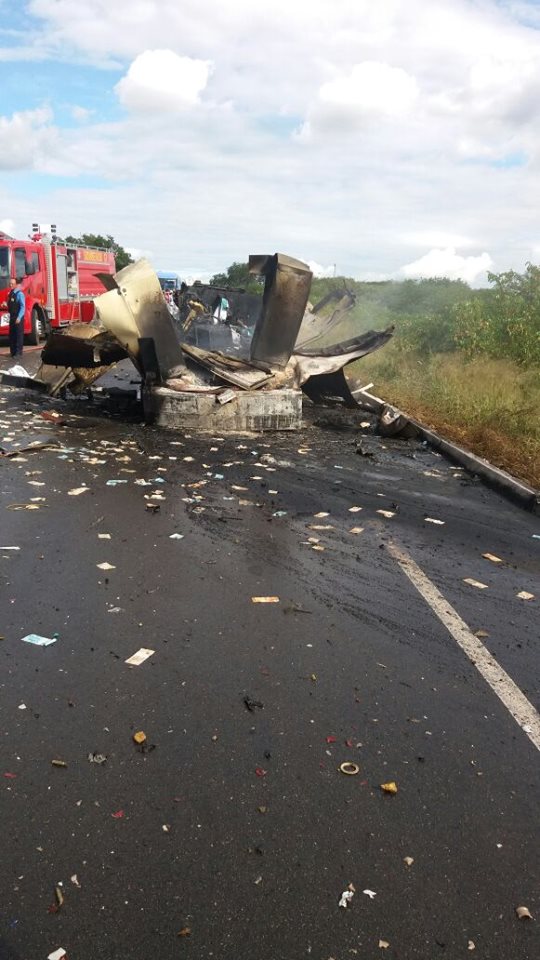 Bando atira contra seguranças e explode carro-forte durante assalto (Crédito: Reprodução)