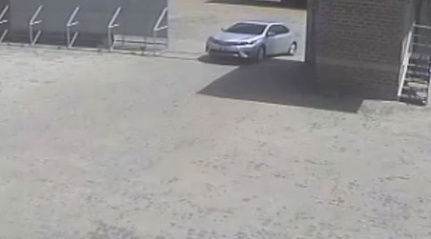 Bando chega em um veículo para assaltar a Transportadora (Crédito: Reprodução/ TV Meio Norte)