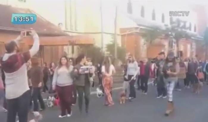 Manifestantes realizaram passeata revoltados com o caso (Crédito: Reprodução)