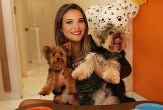 Geisy Arruda e Mike que recebeu um amiguinho (Crédito: Iwi Onodera / EGO))