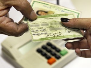 Prazo para tirar título de eleitor para eleições deste ano vence nesta quarta (Crédito: Reprocução)