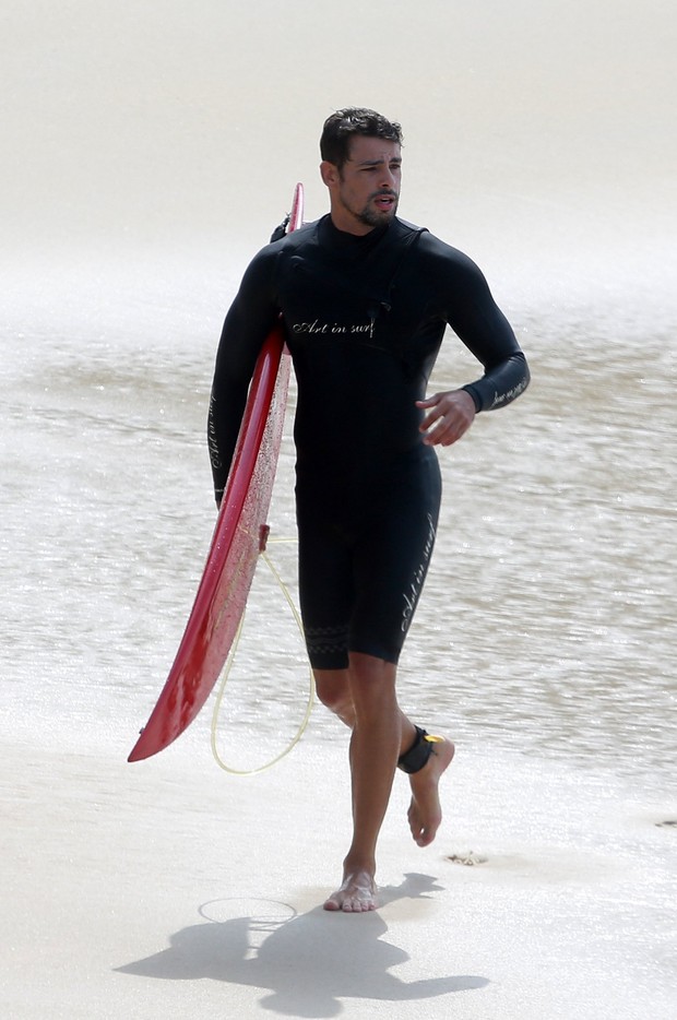 Cauã Reymond foi visto surfando (Crédito: Agnews)
