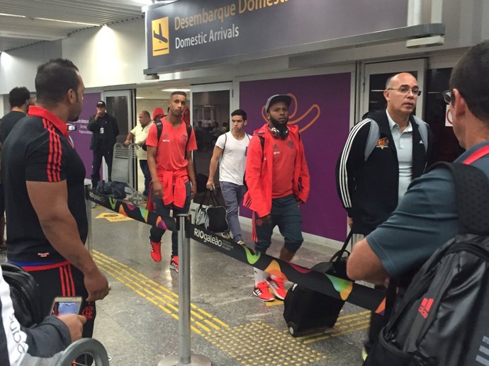 Após derrota, Flamengo desembarca no Rio com segurança reforçada (Crédito: Reprodução)