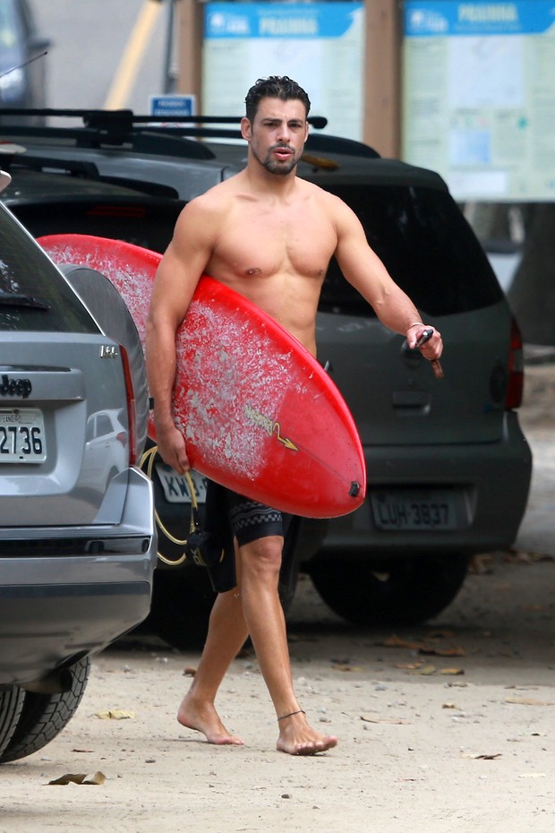 Cauã Reymond foi visto surfando (Crédito: Agnews)