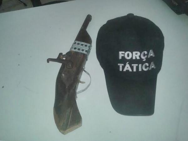 Revólver de fabricação caseira apreendida com os três (Crédito: Divulgação)