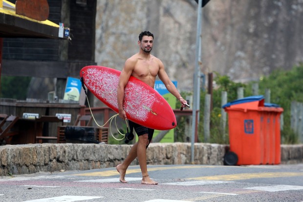 Cauã Reymond foi visto surfando (Crédito: Agnews)