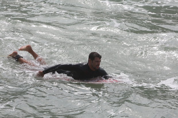 Cauã Reymond foi visto surfando (Crédito: Agnews)