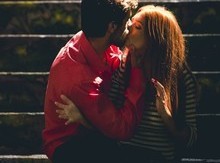Jonatas segue os conselhos do padrasto e dá beijão em Eliza
