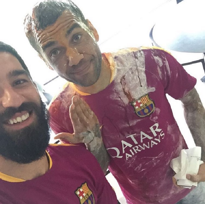 Arda Turán e Daniel Alves (Crédito: Reprodução)