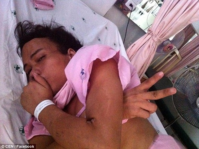 Travesti amputar pênis para se livrar de câncer (Crédito: Reprodução)