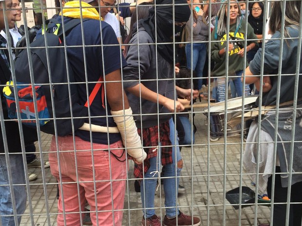 Alunos são retirados do Centro Paula Souza em SP (Crédito: Reprodução)