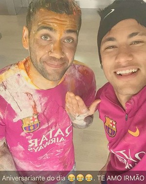 Neymar e Daniel Alves (Crédito: Reprodução)