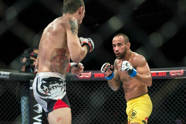 Dudu Bastos ( de amarelo) enquanto lutava MMA em uma competição no estado (Crédito: Divulgação)