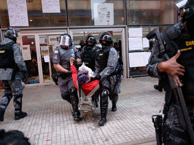 Alunos são retirados do Centro Paula Souza em SP (Crédito: Reprodução)