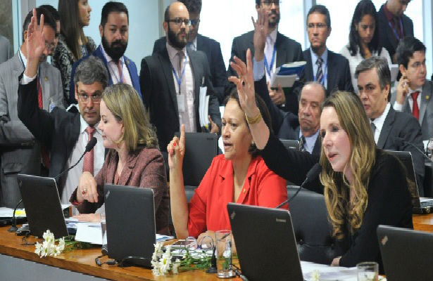Veja como votaram os integrantes da comissão a favor do impeachment