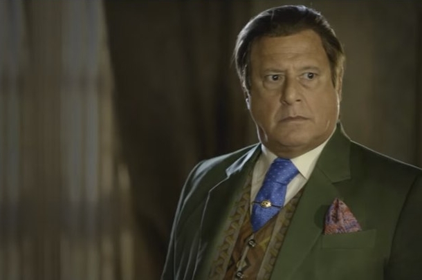 Personagem Afrânio usa peruca