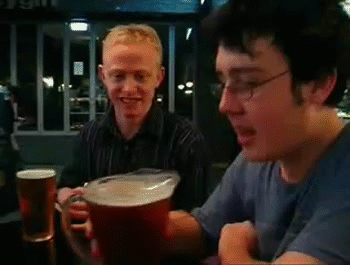 Algumas pessoas gostam de beber socialmente, mas outras gostam de se embriagar.