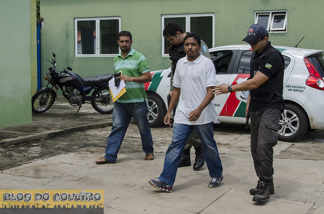 Preso é encaminhado para a delegacia (Crédito: Blog do Coveiro)