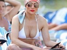 Jennifer Lopez usa biquíni branco e exibe boa forma em Miami