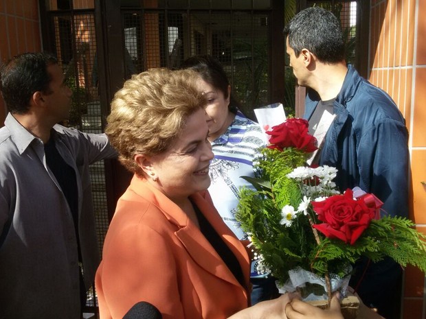 Apoiadores entregaram flores de Dia das Mães para Dilma (Crédito: uliano Posada Chimenes/RBSTV)