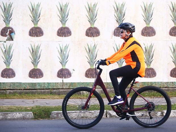 Dilma Rousseff pedala pelas ruas de Porto Alegre no Dia das Mães (Crédito: Agência RBS)